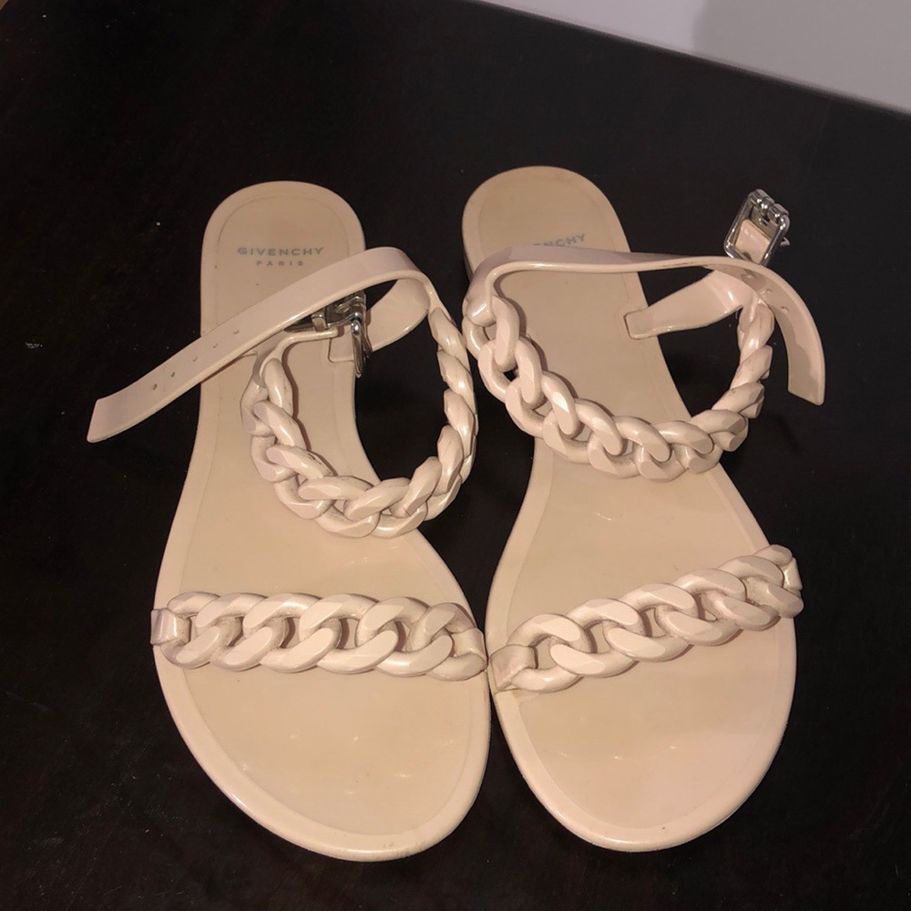Re -sell previous buyer couldn’t fit size.